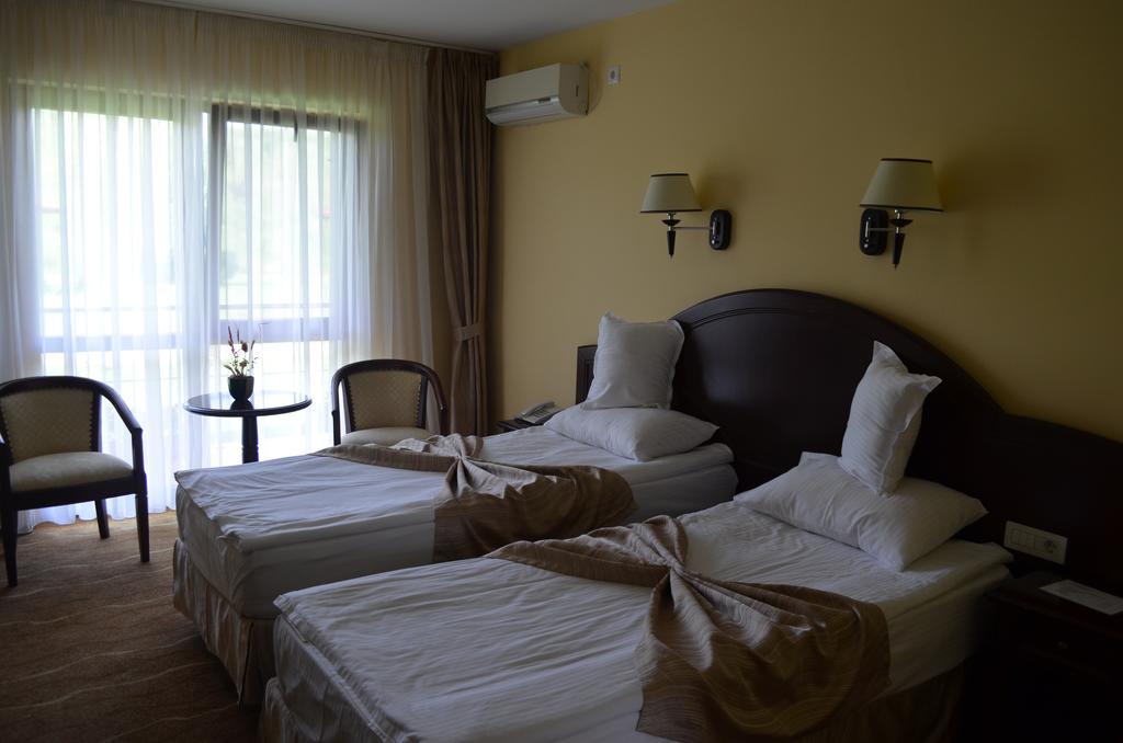 Hotel Astoria Alba Iulia Buitenkant foto