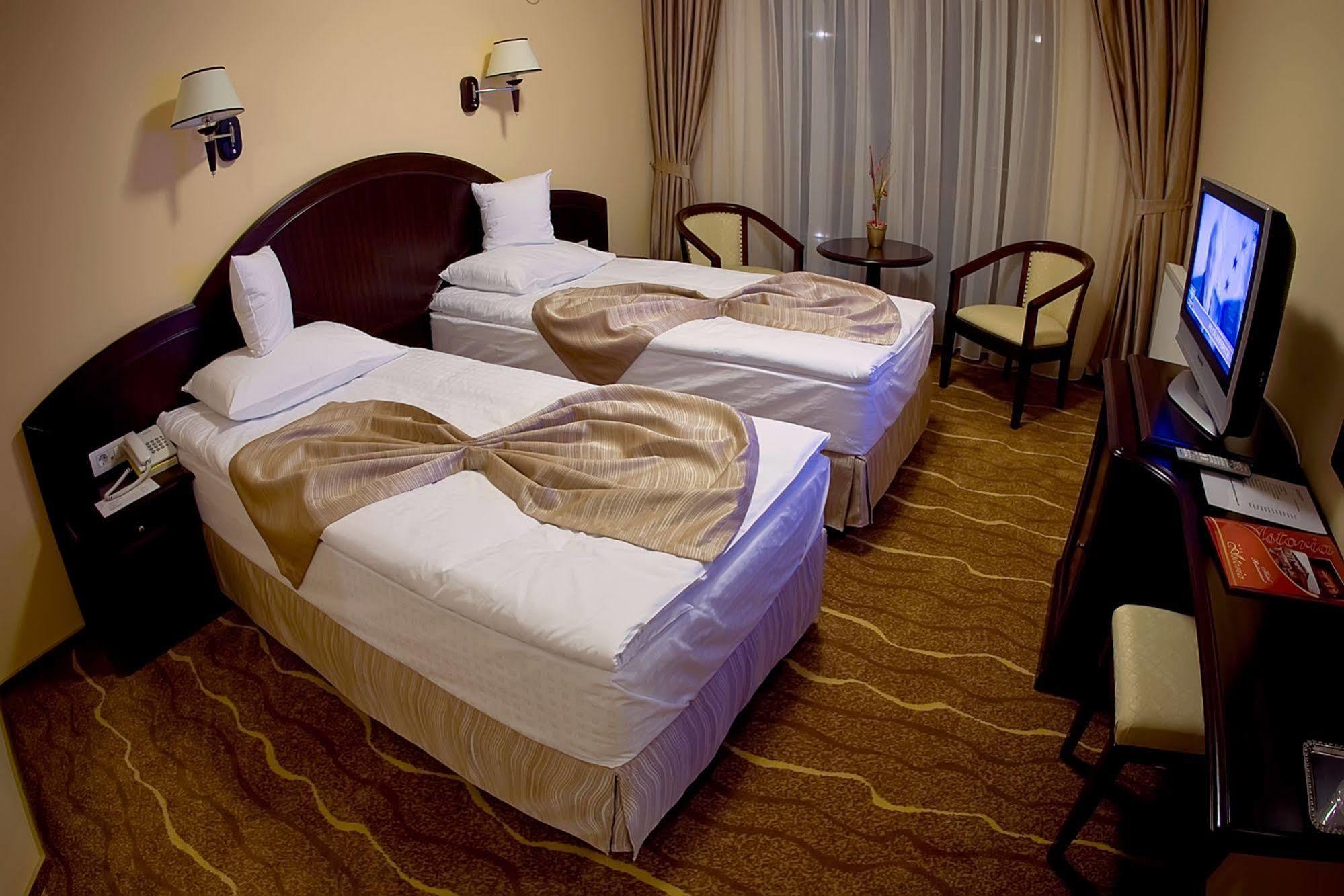 Hotel Astoria Alba Iulia Buitenkant foto