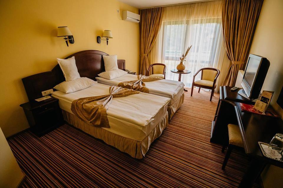 Hotel Astoria Alba Iulia Buitenkant foto