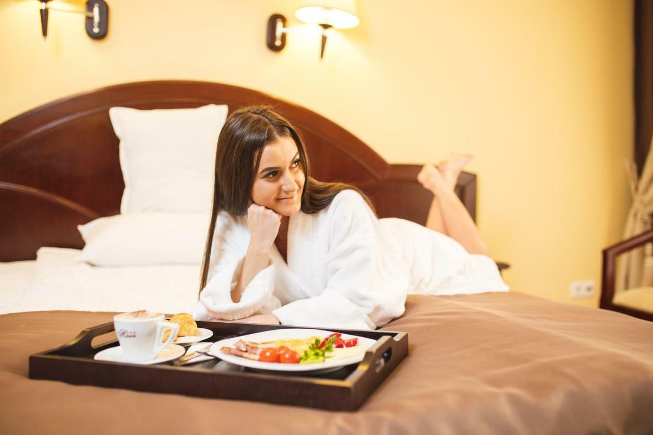 Hotel Astoria Alba Iulia Buitenkant foto